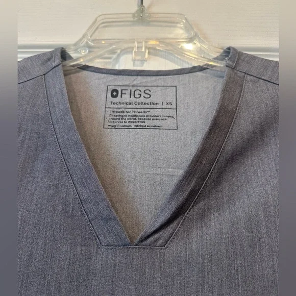 FIGS Women’s Grey Scrub Set Jogger Pants V-Neck Top Technical Collection Size XS - Picture 5 of 12
